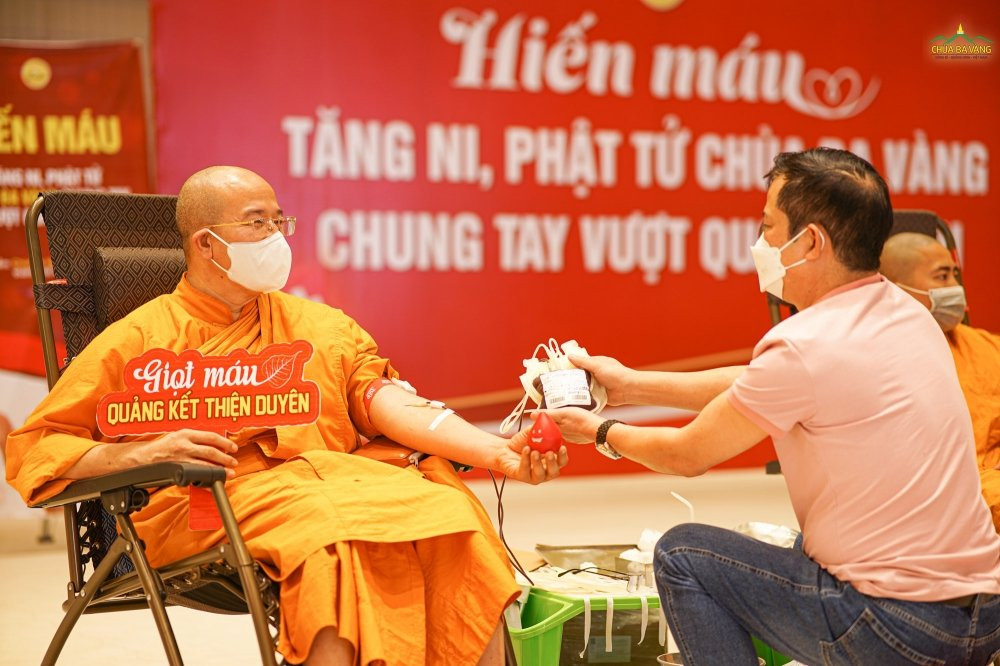 Đại đức Thích Trúc Thái Minh tham gia hiến máu vì bệnh nhân COVID-19 với tinh thần từ bi, yêu thương của đạo Phật